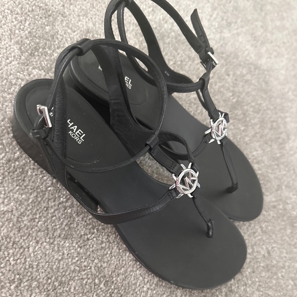 Micheal Kors black leather sandals with silver details - Picture 4 of 11